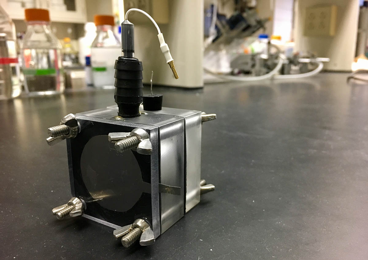 A three-electrode electrochemical cell used to study the electrochemical properties of intercalating materials. The intercalating materials can be used to electrochemically harvest renewable energy from salinity gradients and desalinate water.